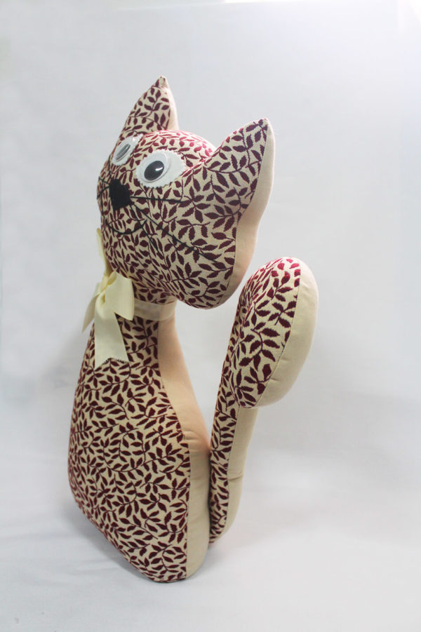 Gato de tela hojas