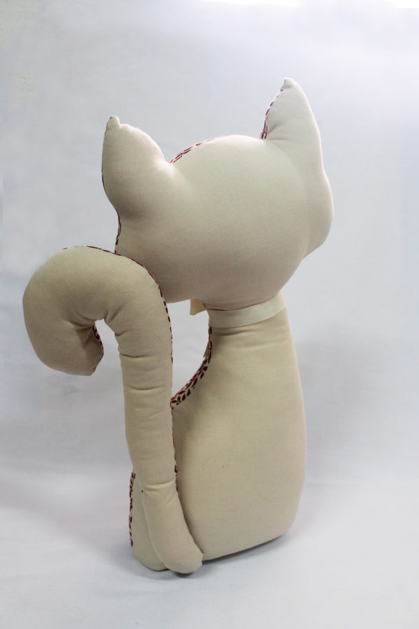 Gato de tela hojas