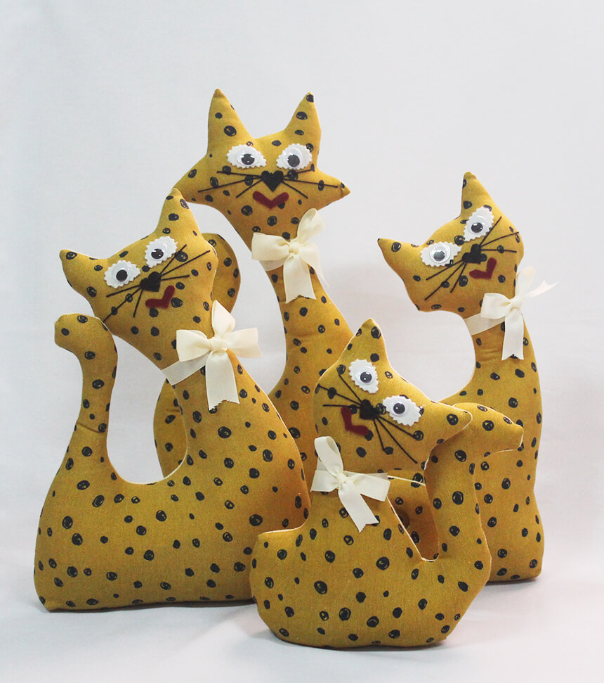 Gatos de tela mostaza