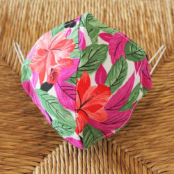 Mascarilla de tela estampado floral y hojas