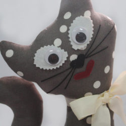 Gato de tela de lunares